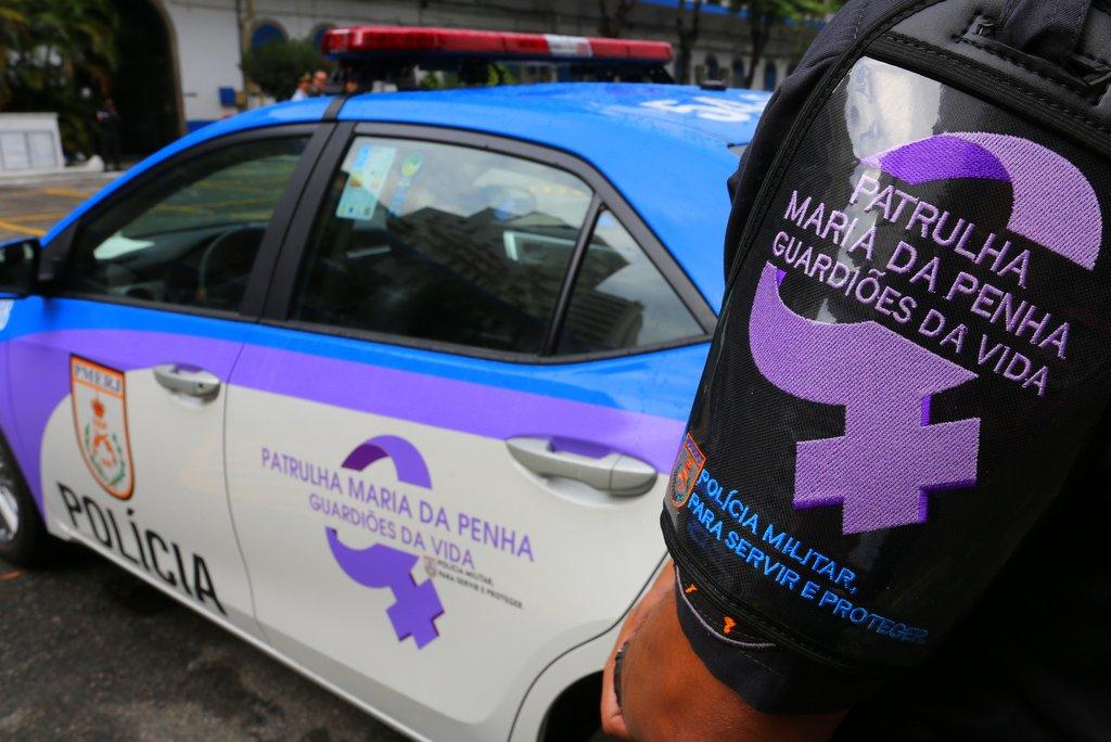 Cláudio Castro sanciona leis para coibir violência doméstica contra mulheres