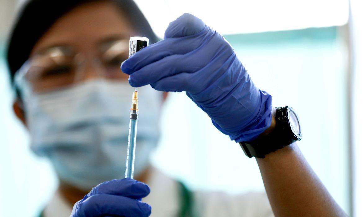 Média de mortes por covid-19 no Brasil cai 19,5% no país em duas semanas