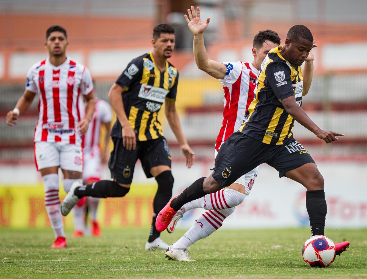Voltaço empata com o Bangu e reassume liderança do Campeonato Carioca