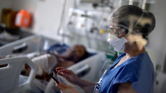 Número de mortes por covid-19 no Brasil chega a 449.068