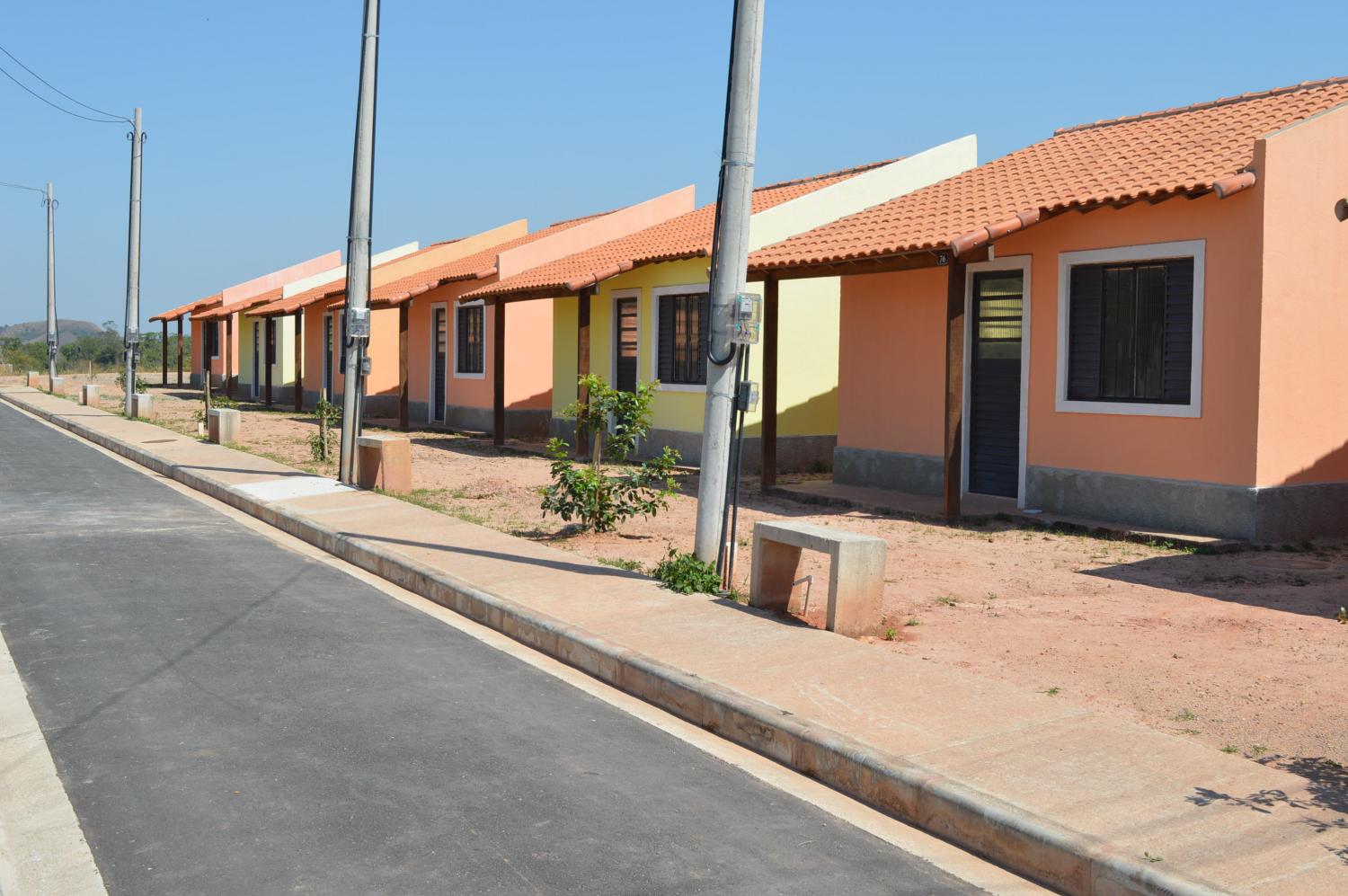 Governo do estado entrega 81 casas para moradores de Barra do Piraí