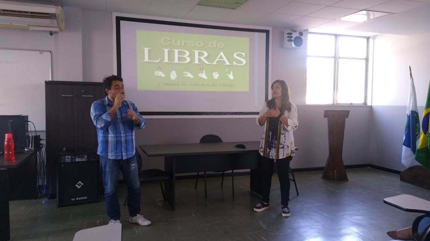 Prefeitura de Volta Redonda inicia curso de libras