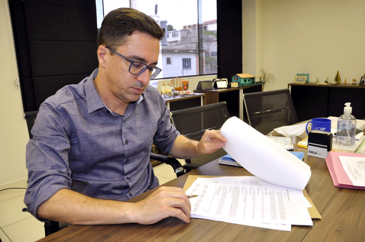 Pinheiral: Ednardo Barbosa protocola projeto para concessão de Cestas de Natal para funcionários públicos