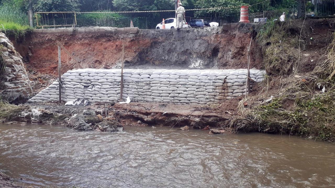 Infraestrutura de Volta Redonda constrói muro em rua do bairro Vila Santa Cecília