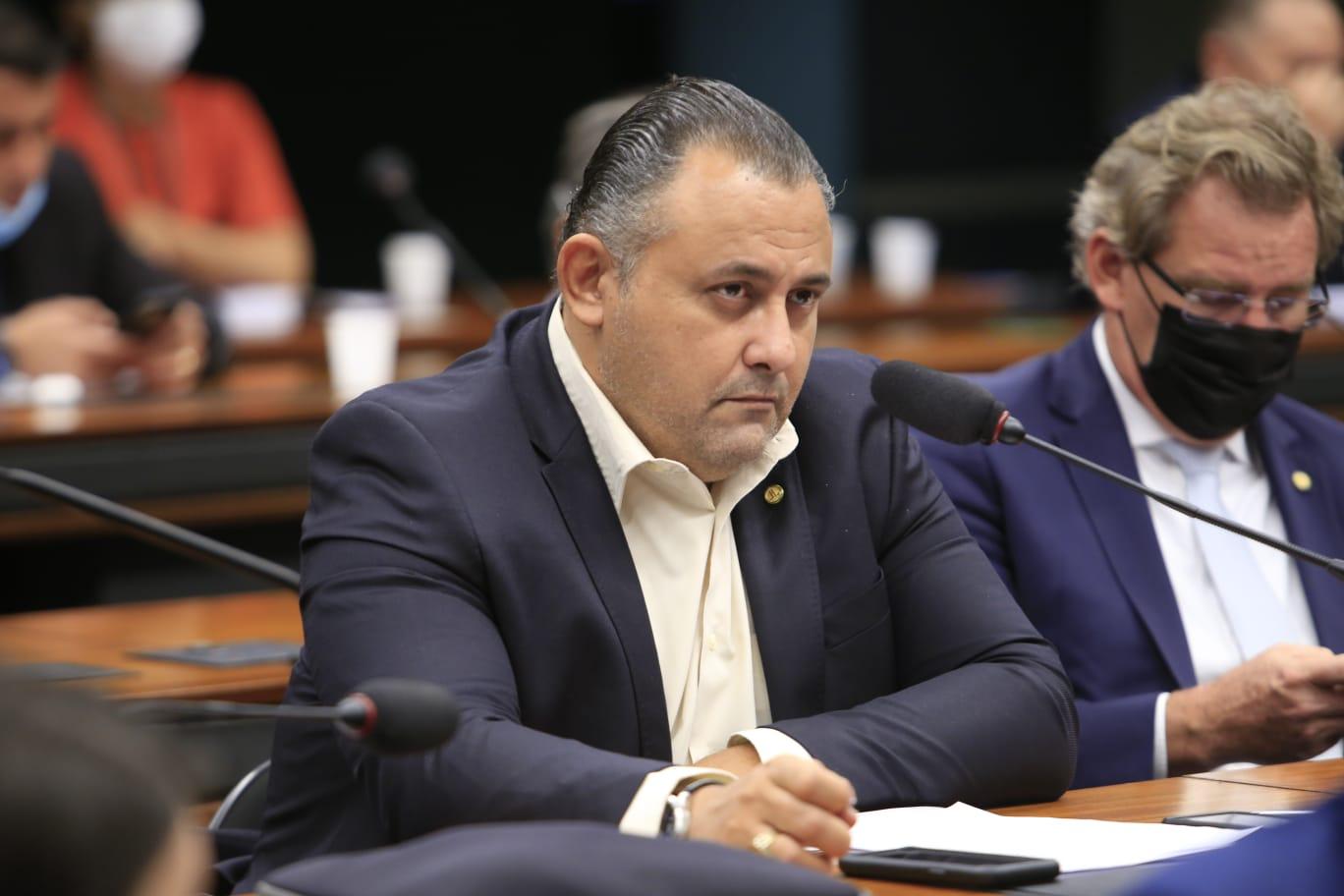 Deputados ameaçam ir à justiça contra passaporte vacinal de crianças