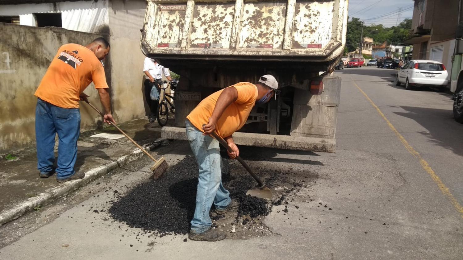 Secretaria de Infraestrutura inicia mutirão de tapa-buracos em Volta Redonda