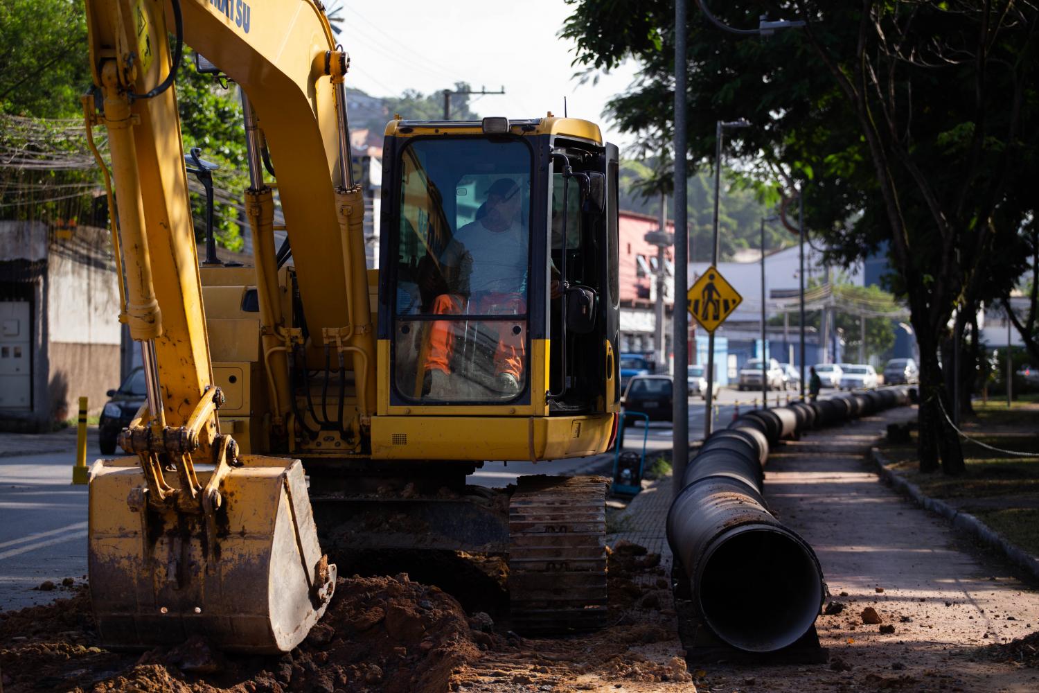 Obra da nova rede de água da Beira-Rio avança em Volta Redonda