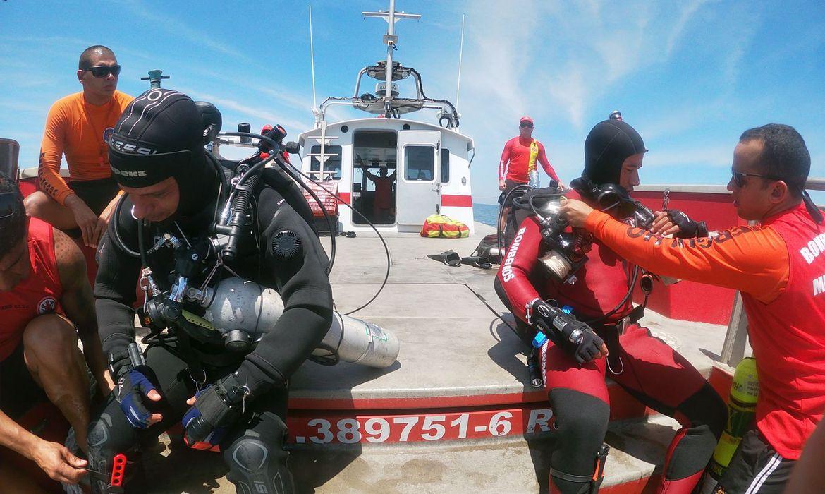 Bombeiros resgatam corpos de vítimas de naufrágio em Angra dos Reis