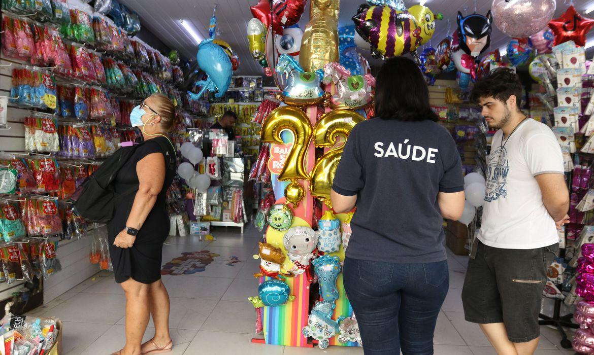 Carnaval não eleva casos de covid-19 no Rio, mas pode ter freado queda