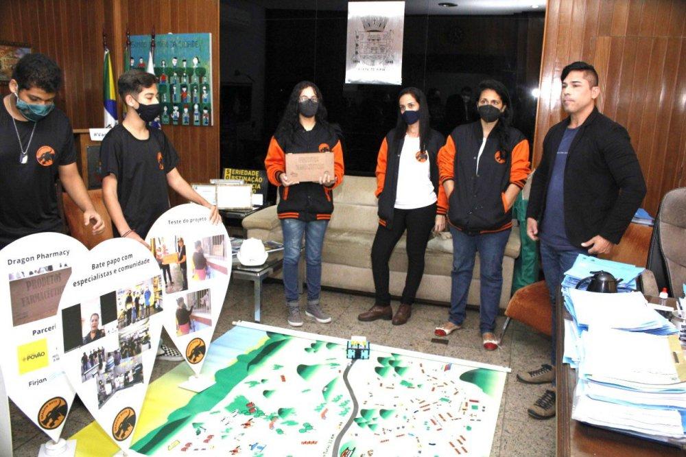 Mario Esteves recebe alunos de robótica premiados do Sesi