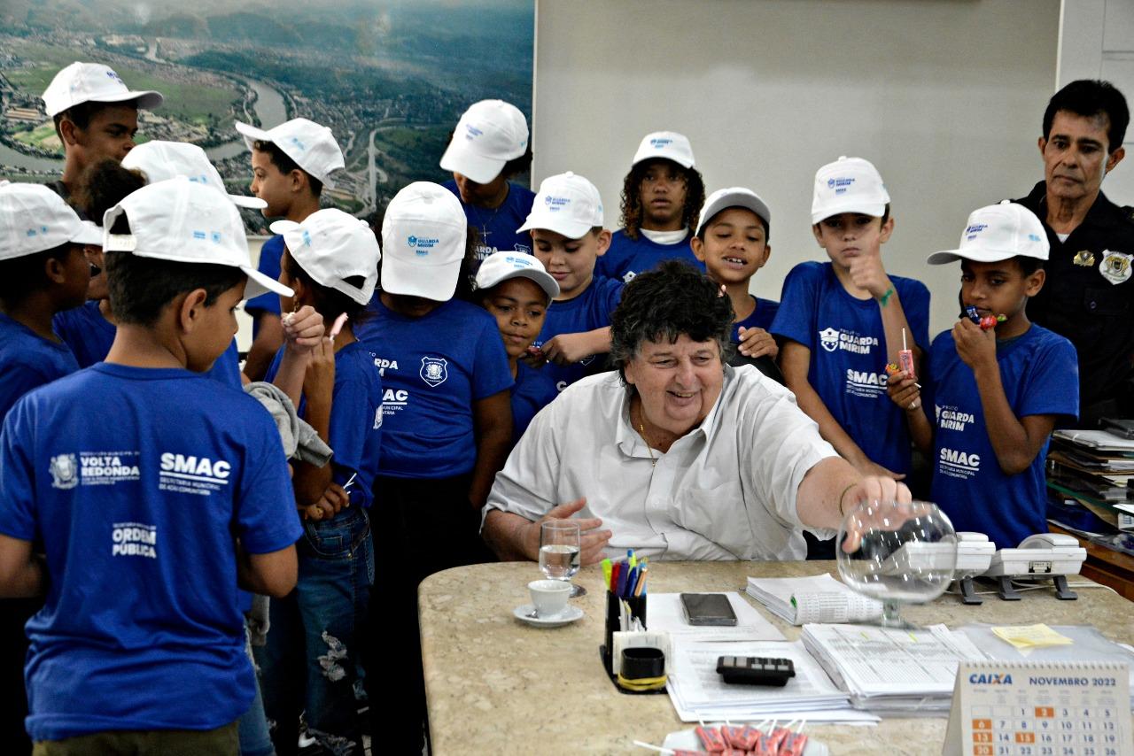 Volta Redonda: crianças do projeto Guarda Mirim conhecem o prefeito Neto