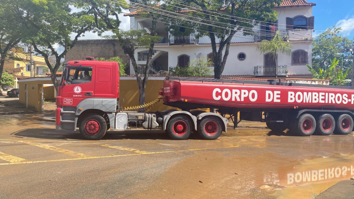 Prefeitura de Volta Redonda atua na limpeza e desobstrução de vias após fortes temporais
