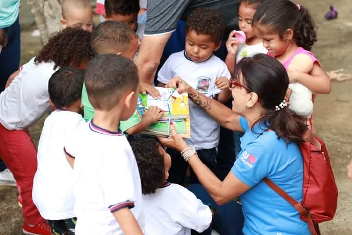 Vassouras entrega mais de 500 livros de incentivo à leitura