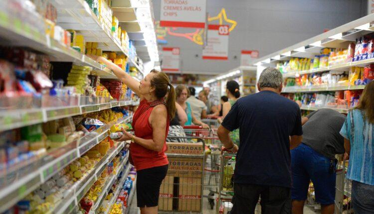 Preço de alimentos e juros contribuíram para frear inflação em 2023