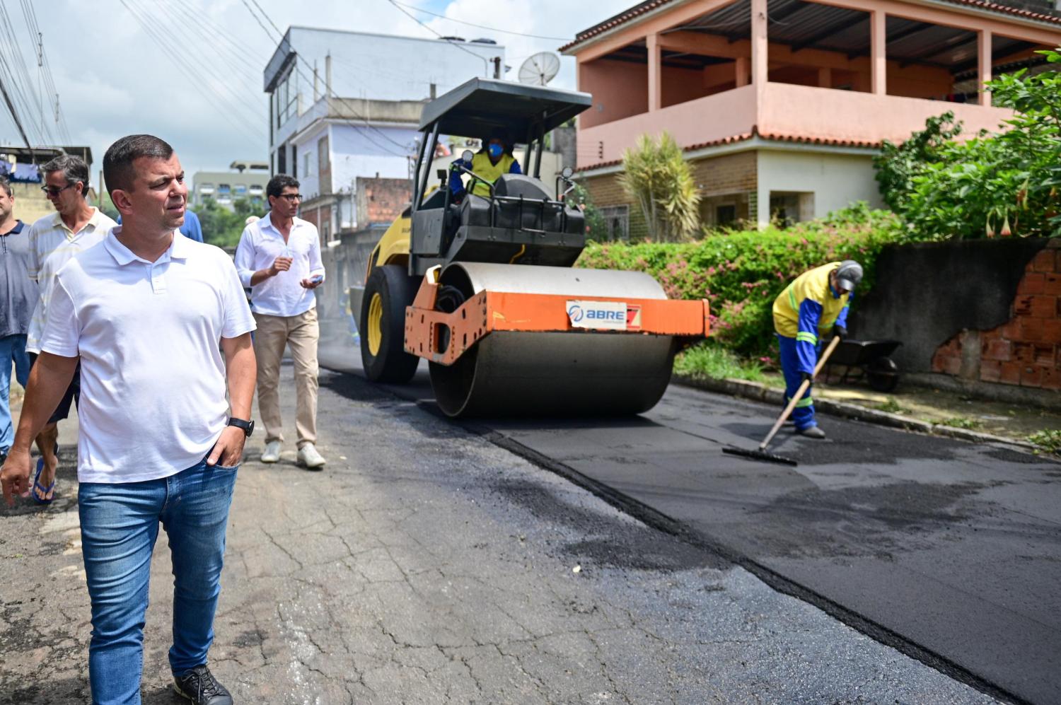 Prefeito Furlani acompanha serviço de pavimentação no bairro Vista Alegre