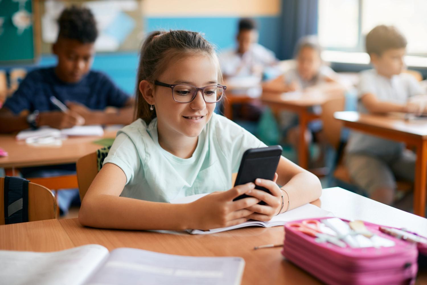 Valença é pioneira e aprova lei que proíbe uso de celulares em escolas públicas e privadas