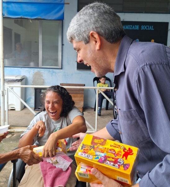 Apadefi arrecada caixas de bombons para ação de Páscoa em Volta Redonda