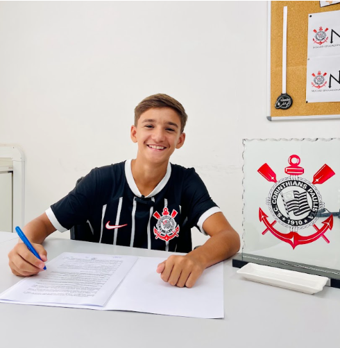 Atleta de Itatiaia assina contrato de formação com o Corinthians