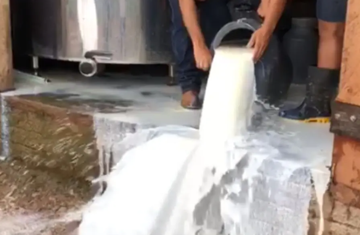 O Descaso da Light e o Leite que Desce no Ralo Valenciano