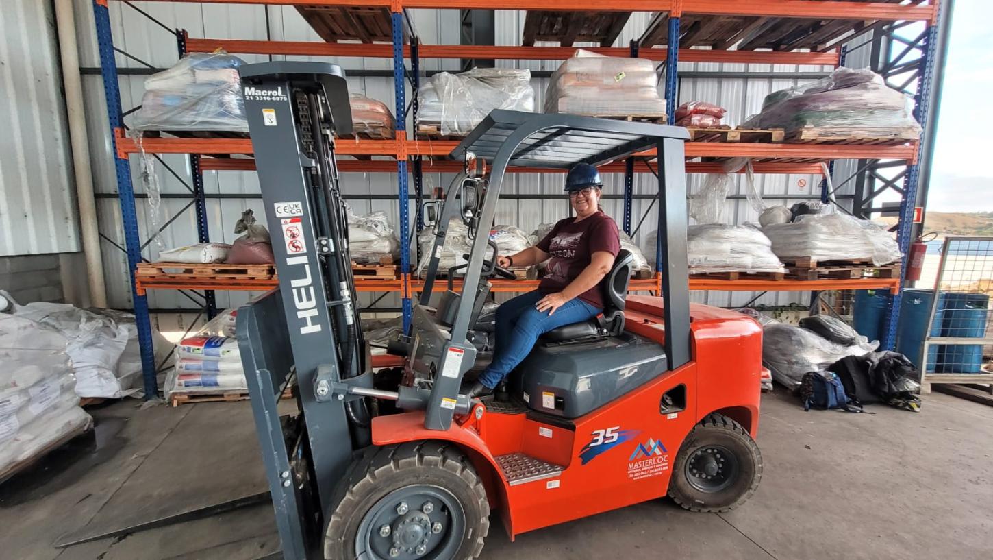 Três Rios promove aula inaugural do Curso de Operadora de Empilhadeira