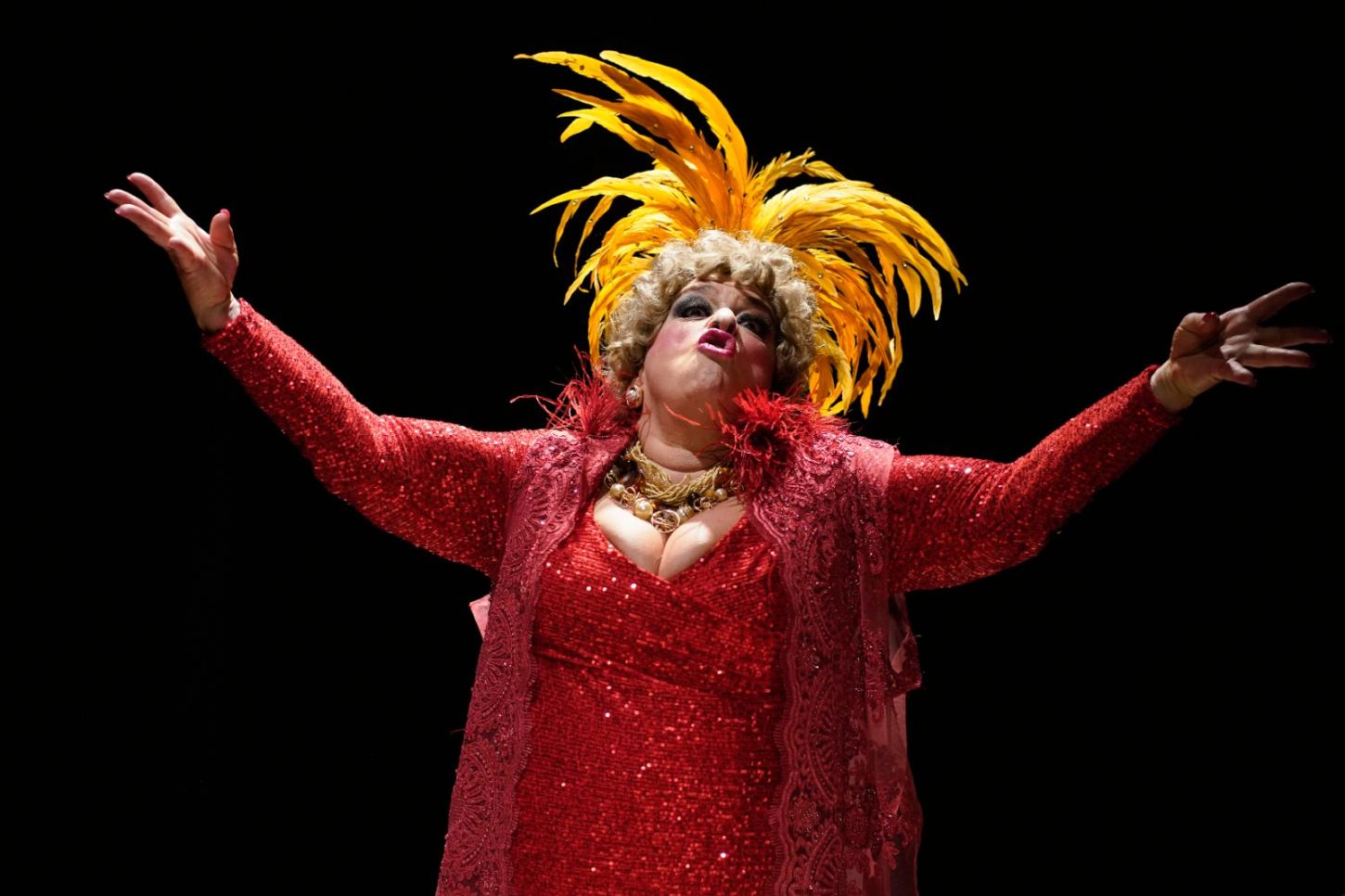 Volta Redonda recebe espetáculo premiado ‘Nasci pra ser Dercy’ no Teatro da Fevre