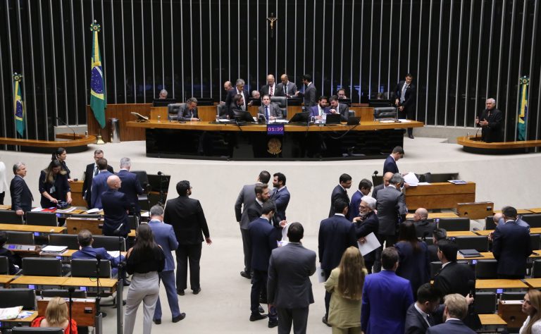 Câmara rejeita mudança emendas feitas pelo Senado na medida provisória do seguro-defeso; acompanhe