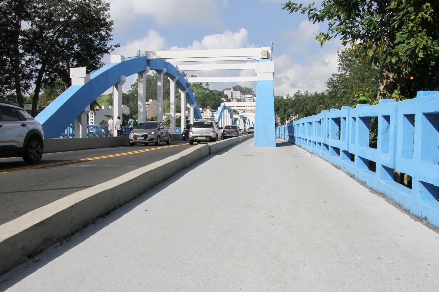 Cartão postal: Ponte dos Arcos ganha novo visual com pintura do piso e cores da cidade