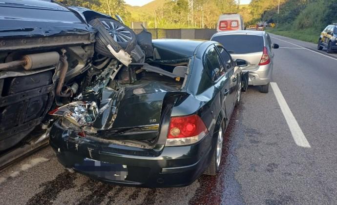 Engavetamento com cinco veículos e uma carreta é registrado na Serra das Araras