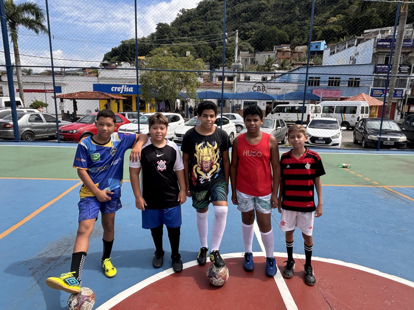 Projeto social oferece 300 vagas de basquete e vôlei para crianças e adolescentes em Mangaratiba