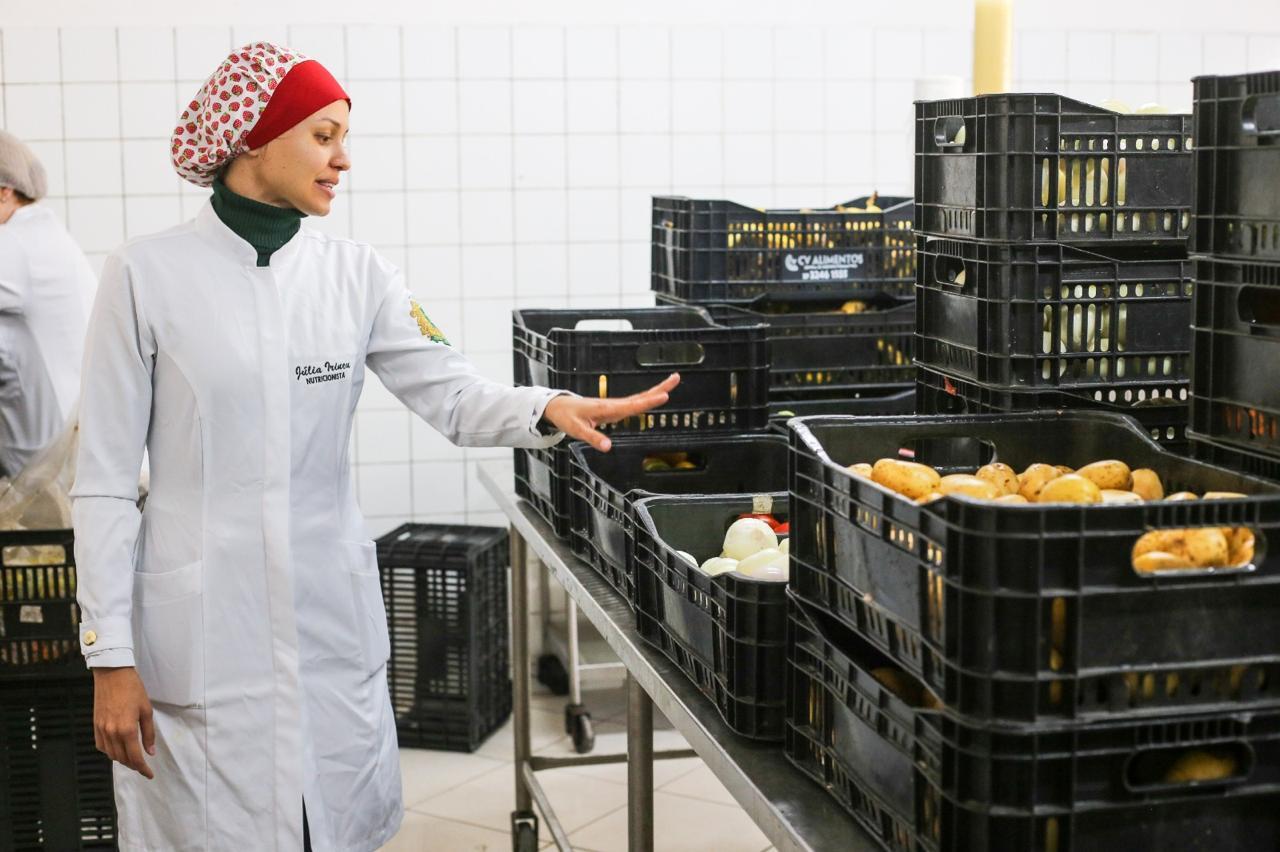 Alimentos que seriam descartados ajudam a transformar vidas em Volta Redonda