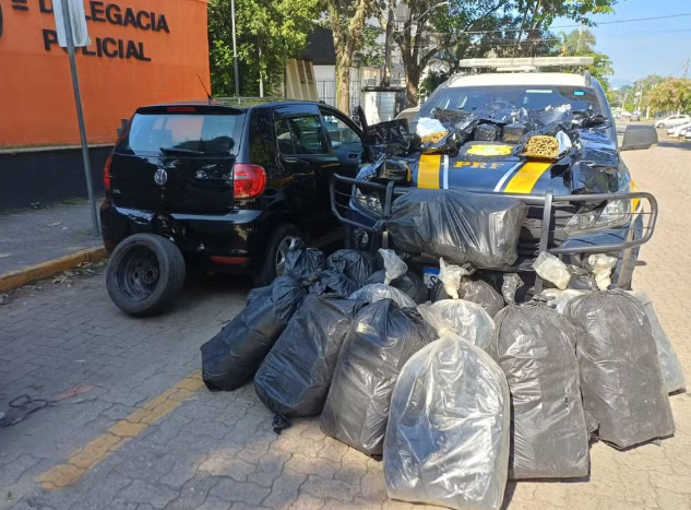 Homem é preso com 100 kg de maconha após perseguição na Dutra, em Resende