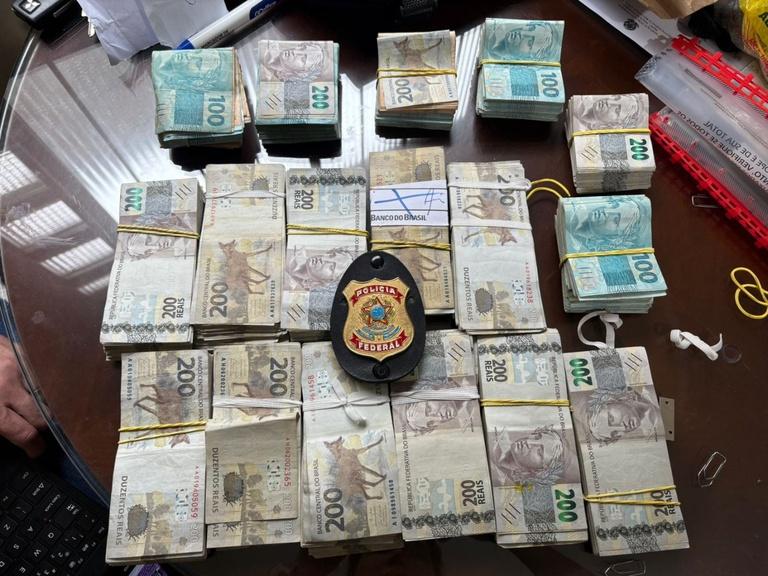 PF apreende R$ 287 mil em dinheiro vivo dentro de sacos de lixo na casa de servidor do INSS