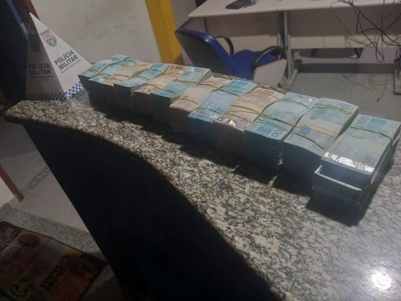 Piraí: Polícia Militar apreende R$ 500 mil em dinheiro durante abordagem na Dutra