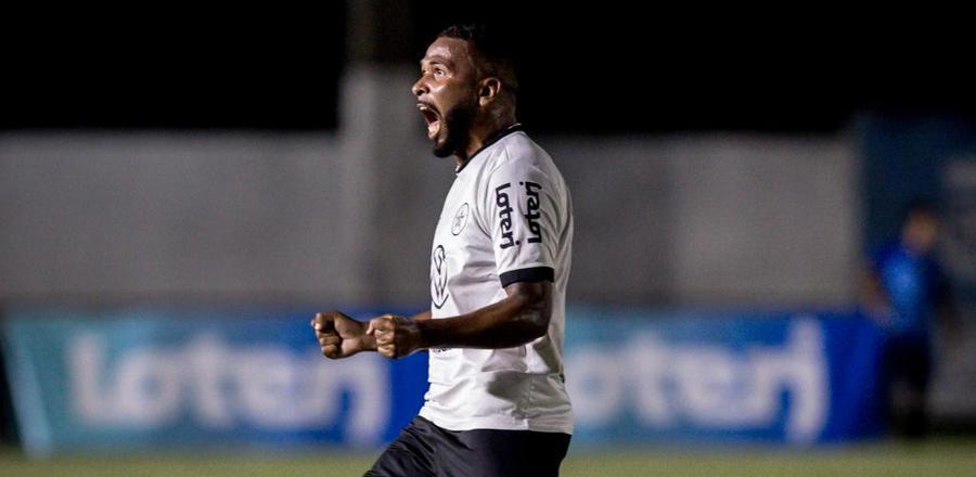 Resende brilha em noite de nova iluminação no Estádio do Trabalhador