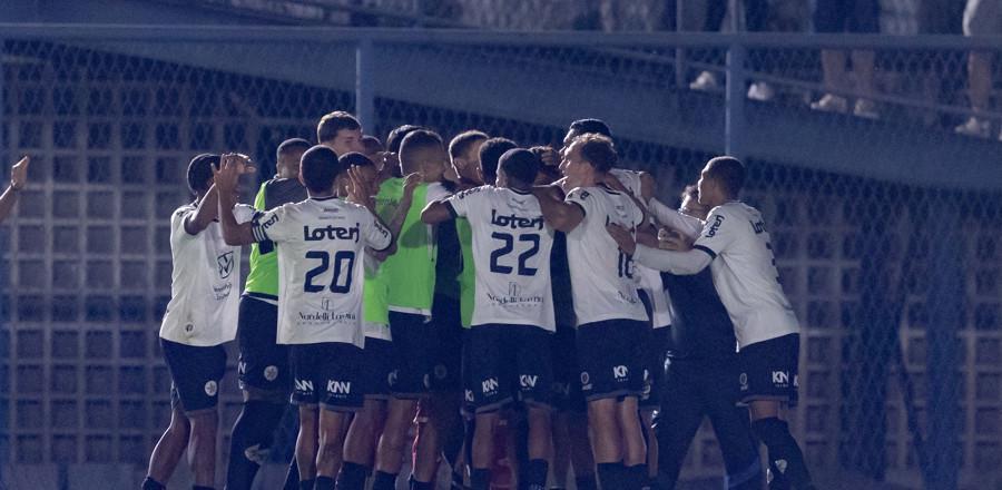 Nos acréscimos, Resende vence Araruama e assume a vice-liderança no Carioca A2