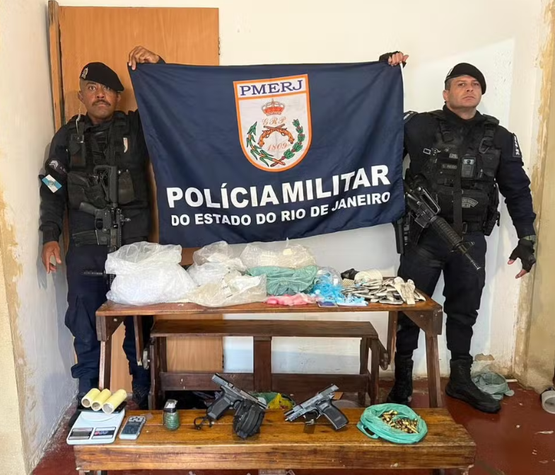 Operação da PM apreende armas, drogas e granada; mulher é presa em Três Rios