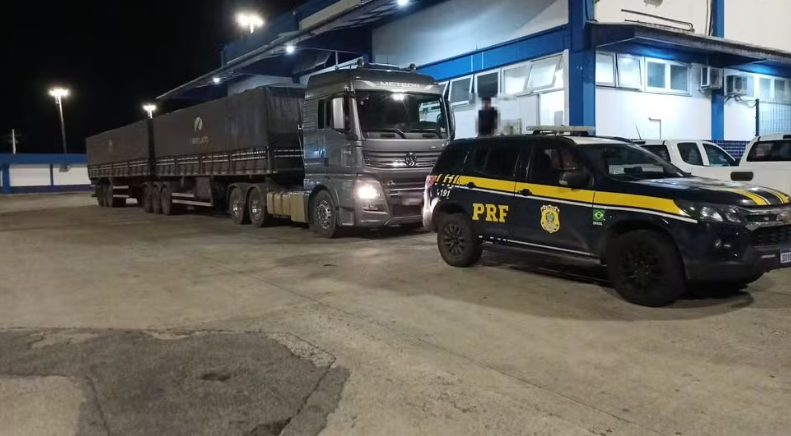 PRF apreende mais de 30 mil litros de cerveja na Via Dutra, em Porto Real