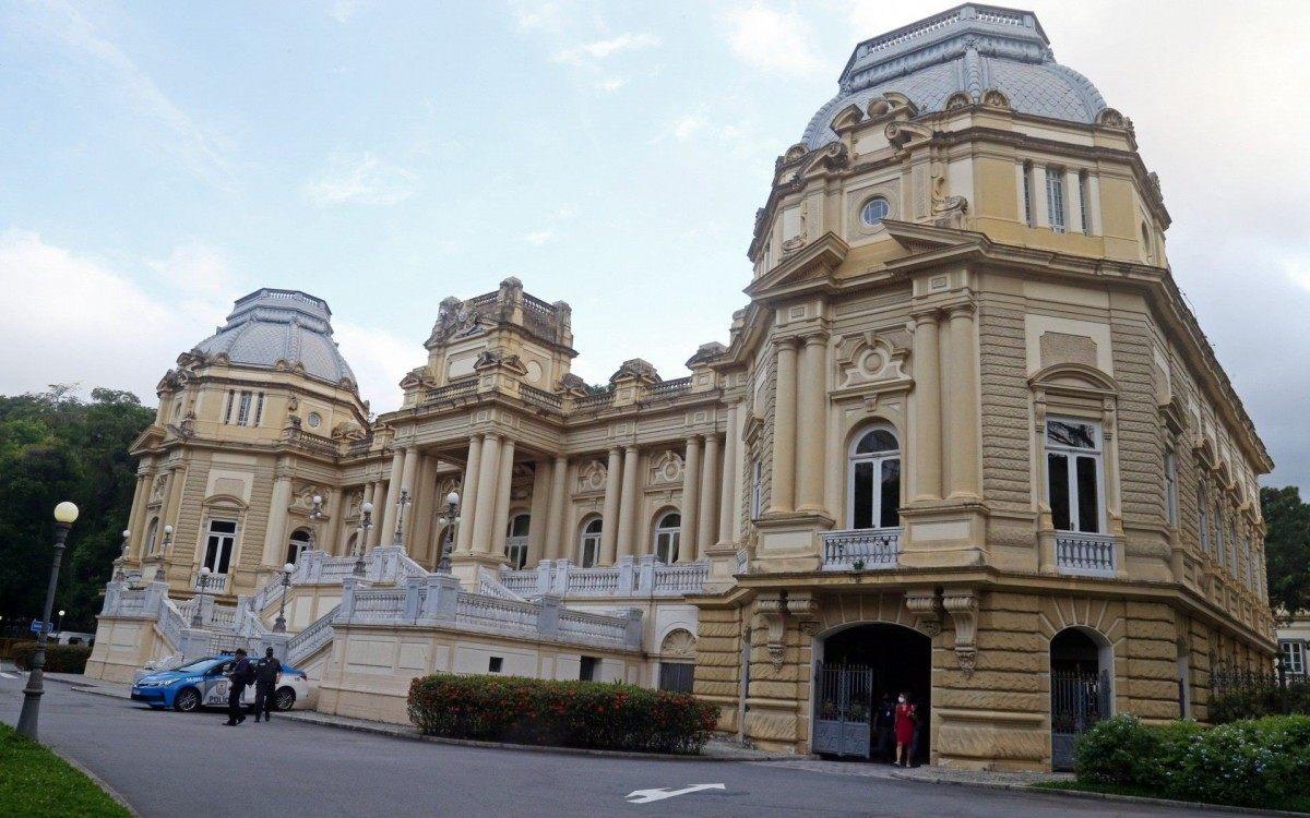 Governo do Rio prepara redução de secretarias e novo pente-fino nos cargos