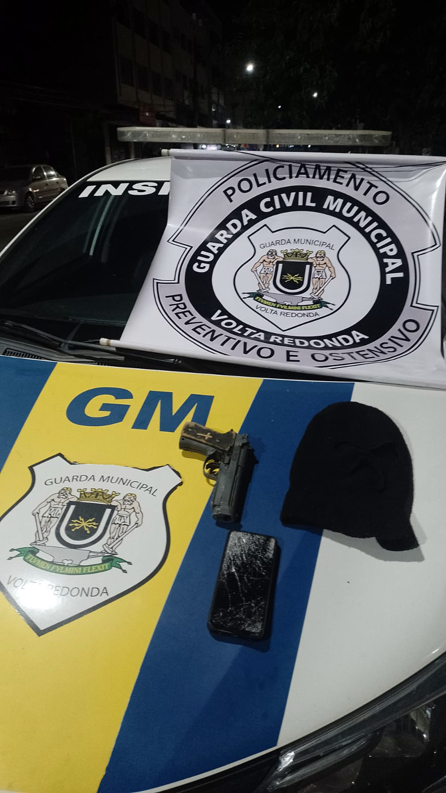 Homem embriagado e sem CNH é preso com réplica de pistola e touca ninja em Volta Redonda