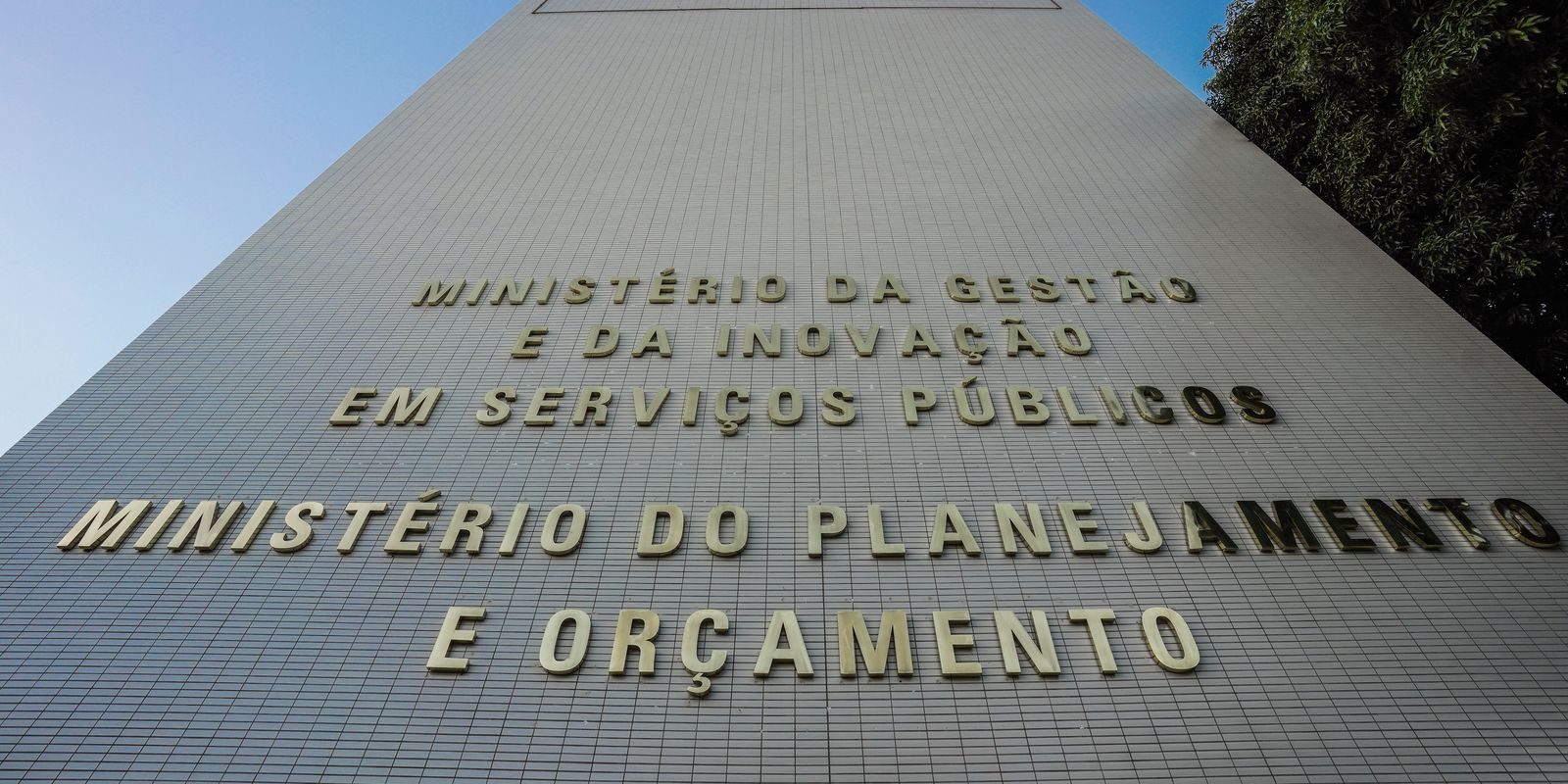 Governo libera R$ 5,2 bilhões para reforçar assistência social e saúde
