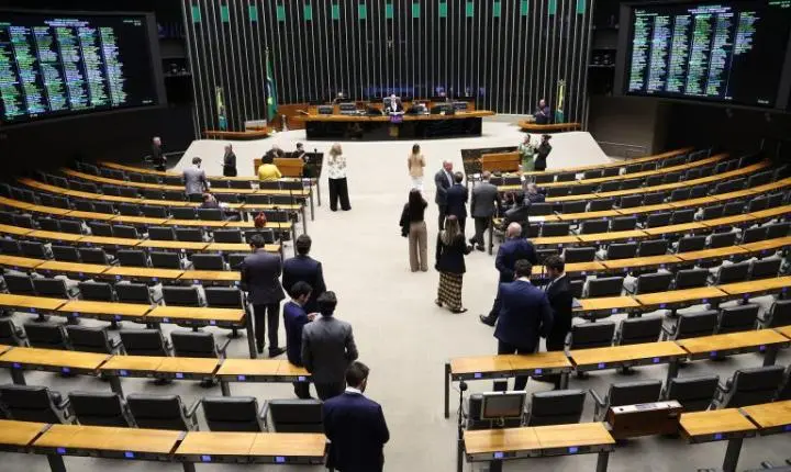 Câmara dos Deputados aprova urgência para duas propostas; acompanhe
