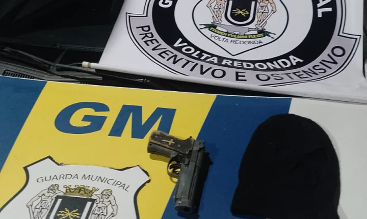 Homem embriagado e sem CNH é preso com réplica de pistola e touca ninja em Volta Redonda